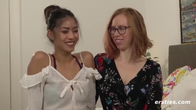 Schöne Rothaarige bringt ihre zierliche Freundin zum Höhepunkt