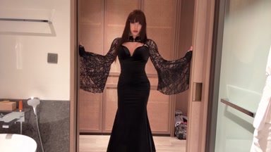 Femboy/Crossdresser probiert Gothic Kleid an