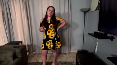 Ich lutsche den Schwanz meines Stiefbruders und schlucke seinen Samen, während ich ihm meine Nacktbilder zeige.