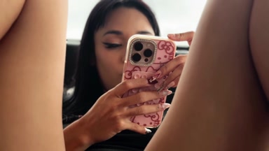 Der Hintern meiner Stiefschwester, ihre köstliche Muschi, die auf meinem Gesicht saß, gab mir