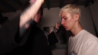 Ein tätowiertes Mädchen und ihr Freund werden auf einer Hausparty von einem Studenten gevögelt.