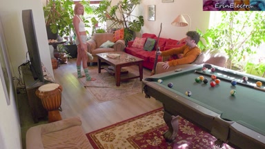 Die geilen Stiefschwestern vögeln ihren Stiefbruder, anstatt die Hausarbeit zu erledigen.