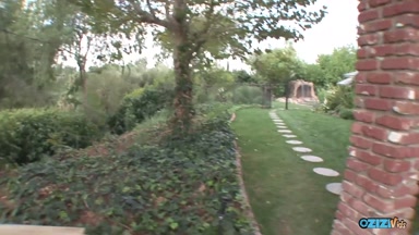 Die Entspannung im Hinterhof wird unterbrochen, als die brünette Lesbe ihren Doppeldildo zückt, nach dem sich die Blondi