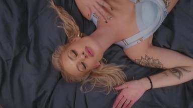 Norwegische Blondine neckt dich mit ihrem Körper – Mehr von Ellygirl findest du auf OF und Fansly