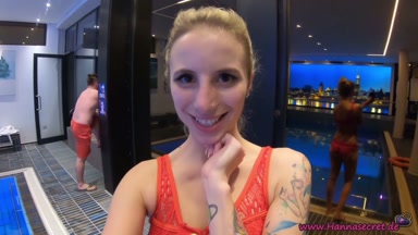 TEENY FICKT IM ÖFFENTLICHEN SCHWIMMBAD - HANNA SECRET