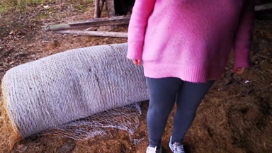 57 Tittenklatschen im Pullover in der Öffentlichkeit