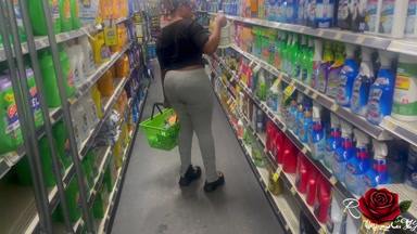 THICK Arschmädchen trifft einen nerdigen Fremden im Laden und nimmt ihn mit nach Hause