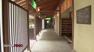 Wild Asian Temptress Aoi Mizunos Outdoors Blowjob Abenteuer begeistert Fans