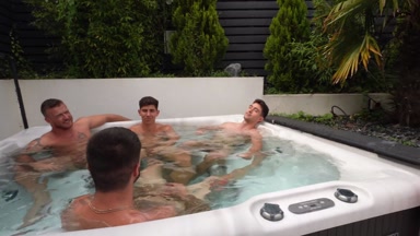 Vom Boss erwischt, also ficken wir sie mit unseren großen Schwänzen in jedes Loch - Ivy Maddox Dreifachpenetration Gapin