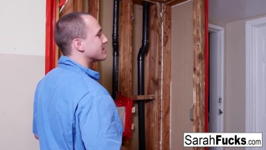 Sexy Milf Sarah bezahlt ihren Klempner mit ihrer engen Muschi