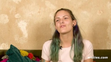 Ersties - 24-jährige Josie masturbiert mit Vibrator und Fingern