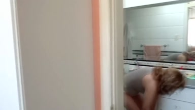 Ich frage meinen Stiefsohn, dass er mich nicht ficken kann und gebe ihm meinen Arsch zum Abspritzen, volle Ladung