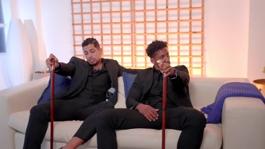 Junge Kolumbianerin empfängt zwei Touristen mit riesigen Schwänzen für eine Doppelpenetration – Mells Blanco