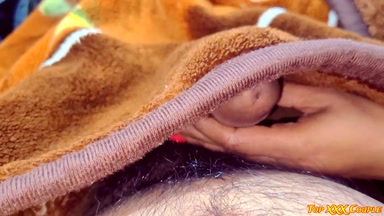 Niedliches Dorfmädchen, heißer XXX-Sperma im Mund.