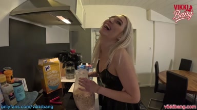 Cornflakes mit Milch? Lieber lecken, ficken und Sperma in meine geile Muschi