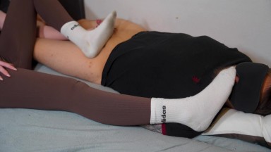 Sockenjob Footjob mit adidas weißen Socken, Sperma in der Socke