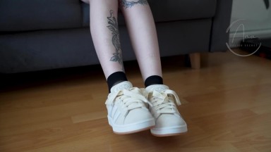 Footjob Sockenjob in hauchdünnen Nylonsocken mit Sperma im Inneren