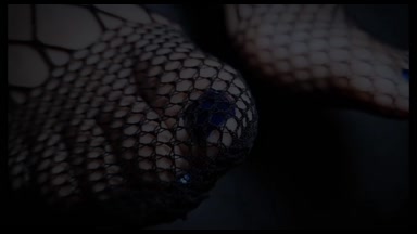 Fußmassage mit Netzstrümpfen