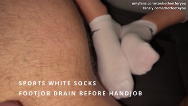 Verschwitzte & stinkende Sportsocken Footjob Abfluss vor dem Handjob