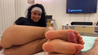 Fußfetisch-Ölmassage & -Teasing endet mit einem großen Orgasmus