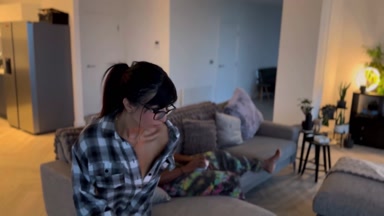 BBC Meine arabische Mitbewohnerin gibt mir einen Fußjob und einen Blowjob, während ich fernsehe – Aaliyah Yasin