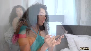 Mini Mitzi Teenager probiert alten Mann Schwanz zum ersten Mal und lässt ihn in ihren Mund kommen