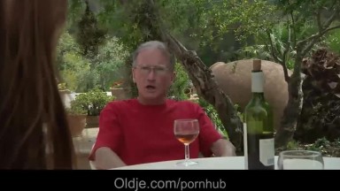 Potenter alter Mann, der einen geilen Rotschopf nett macht