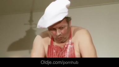 65 alte Idioten ficken super sexy blonde Teenager in der Küche