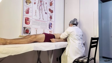 Patient kann es nicht ertragen und wird vor der Krankenschwester während der untersuchung steif