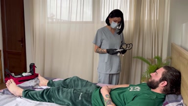 Ein Physiotherapeut hilft einem Fussballspieler, Verspannungen zu lösen