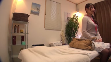 Büro-Dame squirtet von Therapeuten-Massage Teil 3