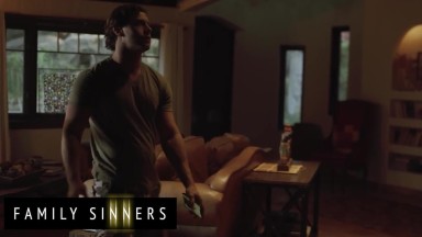 FAMILY SINNERS - Stiefsohn füllt seine brünette MILF-Stiefmutter mit seinem harten Schwanz