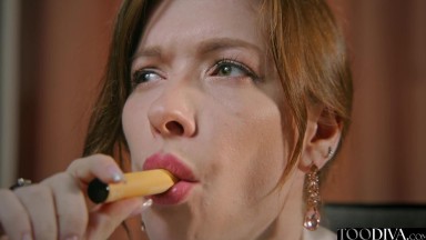 Lesbische Buchhalterin entdeckt, dass sie harten Schwanz liebt - Sata Jones