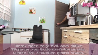 Geile deutsche Milf mit dicken Titten macht es sich selbst