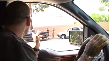 Das nuttige blonde Individuum verehrt und montiert einen großen, länglichen Phallus.