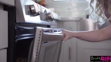 Katie Kush & Skyler Storm bieten ihre Thanksgiving-Kuchen an, um zerschlagen zu werden