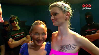 Zwei heiße Collegebabes tauschen Pisse und Sperma im Bukkake Anal Gangbang GGG John Thompson