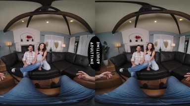 NAHAUFNAHME VR - Cuckold-Mann will sehen, wie Sie seine Freundin Kimmy Kimm im Livestream ficken - POV