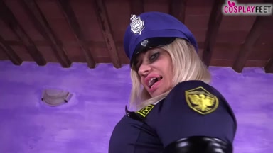 Blonde Polizistin lutscht an ihren eigenen Zehen, nachdem sie Netzstrümpfe abgenommen hat