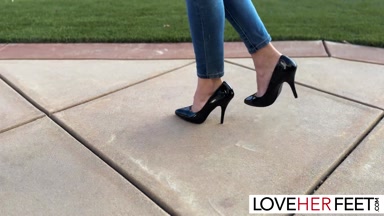 Füße Goddess Gigi Dior im Freien nach Fußanbetung