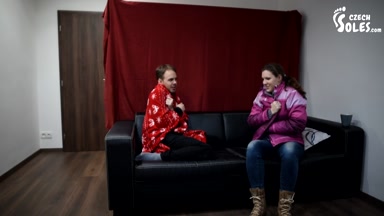 Aufwärmen ihrer kalten sexy Füße (weiche Sohlen, große Füße, Fußanbetung, College-Füße, sexy Zehen, 20 Jahre)