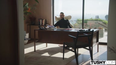 TUSHY Anal-hungrige süße Studentin Coco ist heiß auf Lehrerin