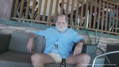 Der gesprächige alte Hubers mit riesigem Schwanz hatte seit 40 Jahren keinen Sex mehr, aber fand kleine Muschi im Dschun