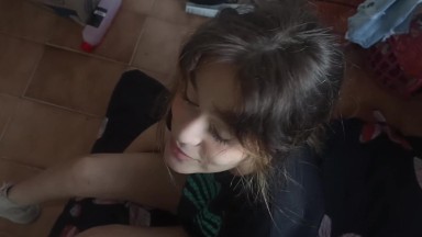 Meine Stiefschwester kommt zu mir nach Hause, um bei mir zu leben, und ich ficke sie am Ende hart, bis ich in sie komme