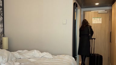 Spanische Bombe benutzt Körpersprache, um mit glücklichem Amerikaner zu kommunizieren - Ruthlee