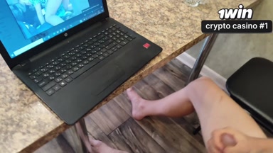 Stiefbruder wurde beim Wichsen erwischt, bot mir an, in meinen Mund zu kommen.