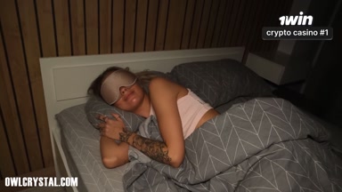 Weckte sexy Stiefschwester mit einem großen Schwanz