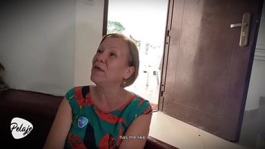 Stiefoma findet einen Umschnalldildo und vermutet, dass ihr Stiefsohn schwul ist, stellt ihn zur Rede und fickt hart sei