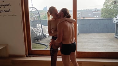 Blonde Milf vor dem Fenster gefickt. Ende mit Orgasmen für beide, CIM und Spermakuss!