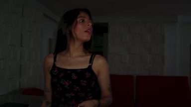 Zierliches Mädchen erwischt ihre 3 Freundinnen beim Wichsen und sie werden mit doppelter Penetration gefickt